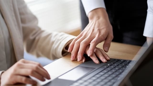 社内不倫　社内恋愛　調査