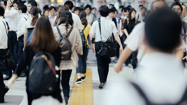 歩く人の写真