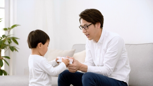 父親のもとに子供が戻る.jpg