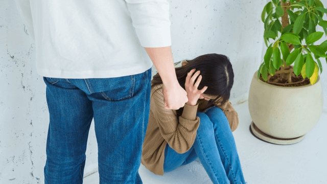ＤVを受けている女性の写真