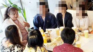 親睦会にて加藤なぎさ代表とご依頼者様達の写真