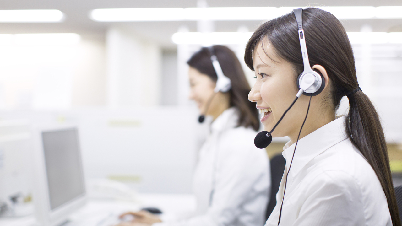 お問合せ窓口の女性の写真