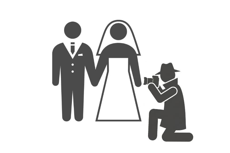 結婚を控えた男女の姿を調査員が撮影しているアイコンで、婚約者調査・身元身辺調査・交友関係調査など結婚前に知っておきたい事実を確認し、安心して判断できるようサポートする結婚前調査を象徴した画像。