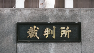 信頼の握手をする写真